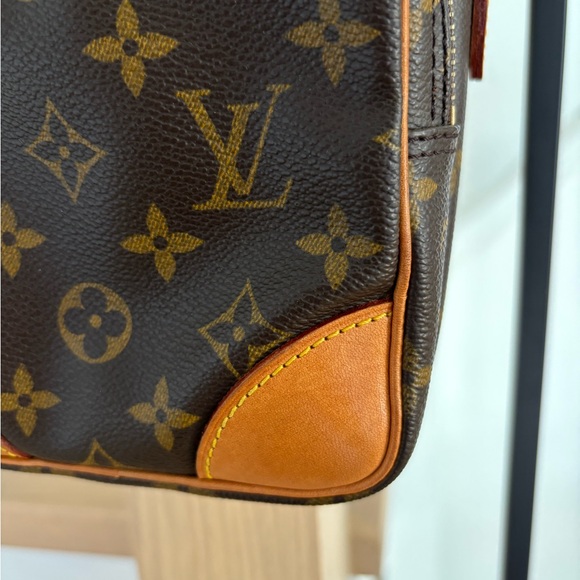 Louis Vuitton Amazone Crossbody - Picture 2 of 12